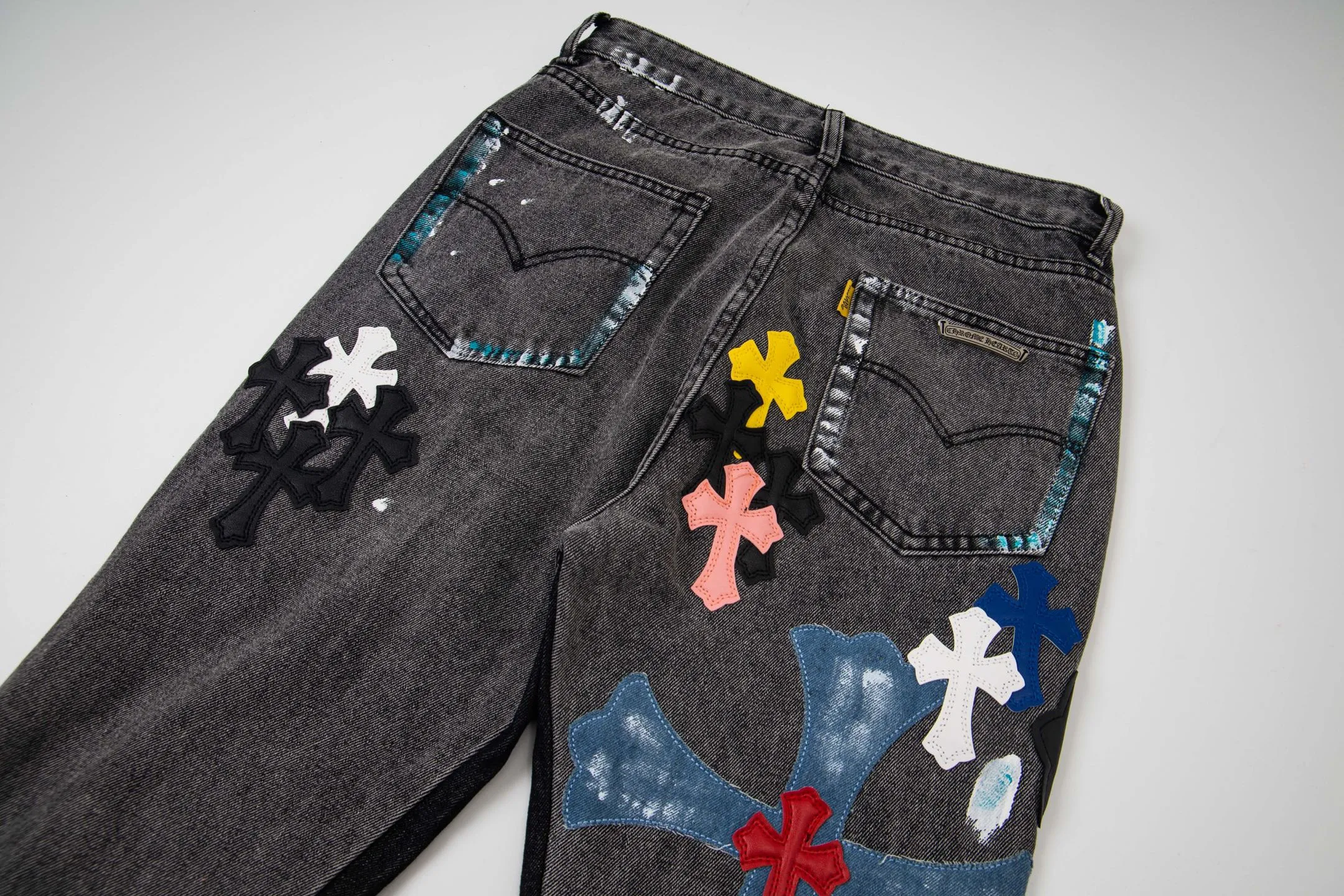 💰330 Top Version GALLERY DEPT & Chrome Hearts Chrome Hearts co-branded large logo blue, yellow, black and white multi-color spliced ​​washed jeans, truly restores the ultimate vintage texture, three-dimensional version, loose and comfortable, not picky about the figure, taller and slimmer, large factory Seiko, original factory quality control, same style for men and women, can be matched with couples, versatile recommendation, must-have jeans for all seasons, fashionable people have been disappointed. From the quality selection of fabrics, the tailoring of details, and the matching of patterns, they are all impeccable! The upper body is so handsome when worn...it can be easily worn by men, women and children! The craftsmanship is made of heavy-duty washed pure cotton denim fabric. After washing, it is soft and thick. It is very stylish when worn on the body. Style number: 1788# Color: black Size: 28 30 32 34 36